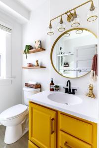 bagno con lavandino giallo e specchio di Short North Convention King Bed Free Parking! a Columbus Altre 64 foto
