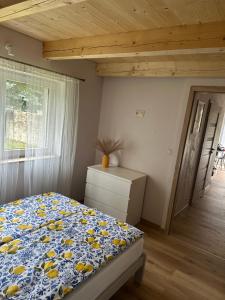 Ένα ή περισσότερα κρεβάτια σε δωμάτιο στο Wiejski Raj- Apartamenty