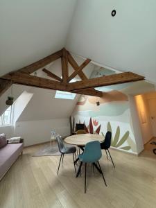Un comedor con una mesa y sillas en una habitación. en Appartement vue sur le vieux port de Pornic, en Pornic
