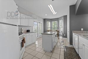 cocina grande con armarios y electrodomésticos blancos en Legacy Villa 1506, en Gulfport