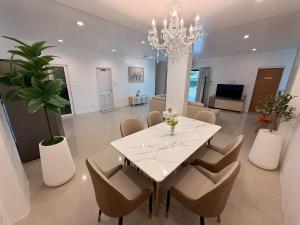 Un televizor și/sau centru de divertisment la Pool Villa Chiangmai airport ABA 4 Bedroom
