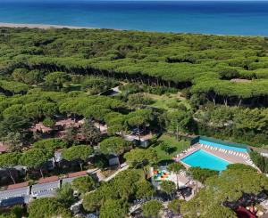 an aerial view of a resort with a swimming pool and the ocean at Appartamenti Campeggio del Forte in Marina di Bibbona