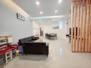 a living room with a couch and a table at Q House in Puli