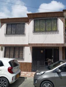 two cars parked in front of a house at Casa Belmonte Pereira, Amplia, con Garaje y cerca a ExpoFuturo in Estación El Salto