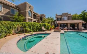 ein Swimmingpool vor einem Haus in der Unterkunft Catalina Location Peaceful Near Parks in Oro Valley