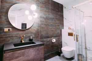 Bilik mandi di GOLD PTAK Apartment +19 gambar