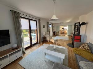 Μια τηλεόραση ή/και κέντρο ψυχαγωγίας στο Ferienhaus in Stöckse