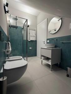 Un baño con bañera, lavabo y espejo. en DoorMI - Premium Suites and Apartments, en Milán