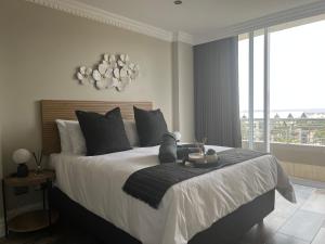 Ένα ή περισσότερα κρεβάτια σε δωμάτιο στο Point Waterfront apartment by The Raz +37 φωτογραφίες