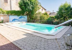 a swimming pool in a yard with a fence at Le Clos Poncétys - Villa avec Piscine in Davayé