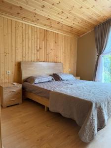 a bedroom with a bed and a wooden ceiling at Khedi Utsera in Utsera