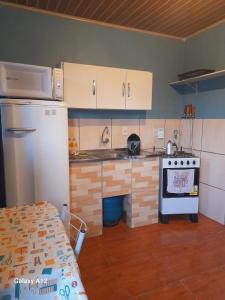 Η κουζίνα ή μικρή κουζίνα στο Apartamento conjugado em Tramandai