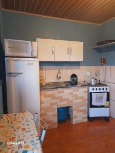Η κουζίνα ή μικρή κουζίνα στο Apartamento conjugado em Tramandai
