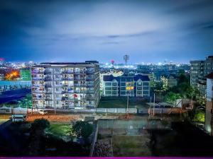 J and A Haven BnB- Langata Road opposite Uhuru gardens memorial park في نيروبي: اطلاله على مدينه بالليل بالمباني