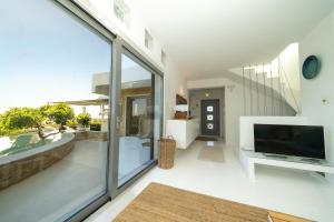 Televiisor ja/või meelelahutuskeskus majutusasutuses KALITHEA-HILLS VILLA with pool for 8 up to 12 IN RHODES TOWN +32 fotot