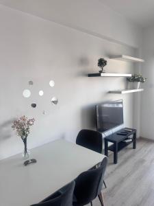 Μια τηλεόραση ή/και κέντρο ψυχαγωγίας στο Faneromeni 33