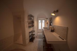 een keuken met een spoelbak en een aanrechtblad bij PugliAlcove in Castellana Grotte +69 foto's