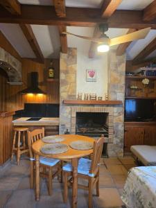 卡夫里尔斯Can Marisu, Casita privada的带桌子和壁炉的餐厅