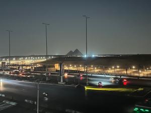 开罗Pyramids Gardens Boutique Hotel New pyramids Gate的夜间交通的高速公路景观