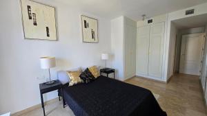 En eller flere senge i et værelse på Puerto de la Duquesa apartment + 11 billeder