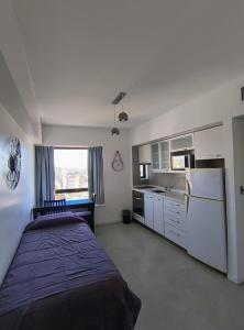 Habitación con cocina y cama. en BA Departamentos Microcentro 4, en Buenos Aires