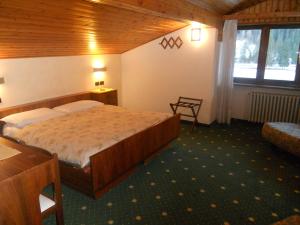 A bed or beds in a room at Hotel Stella Alpina