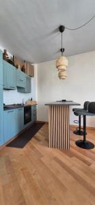 eine Küche mit blauen Schränken und einem Tisch in der Unterkunft Ca' Zueca in Venedig