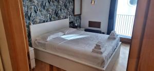 ein Schlafzimmer mit einem großen Bett mit weißer Bettwäsche in der Unterkunft Ca' Zueca in Venedig