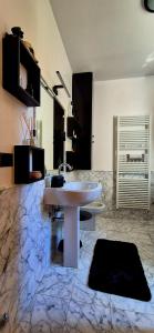 ein Badezimmer mit einem Waschbecken und einem Marmorboden in der Unterkunft Ca' Zueca in Venedig + 43 Fotos