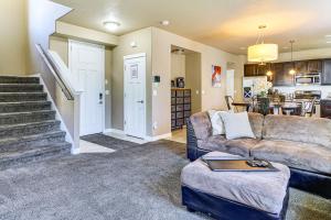 ครัวหรือมุมครัวของ South Salt Lake Home with Hot Tub 7 Mi to Downtown