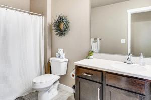 ห้องน้ำของ South Salt Lake Home with Hot Tub 7 Mi to Downtown +27 ภาพ