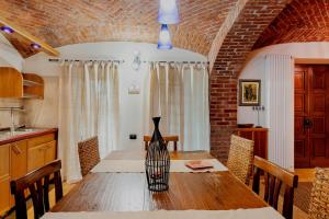 una cucina con tavolo in legno e vaso; di Casa MaMaRì a Ciriè