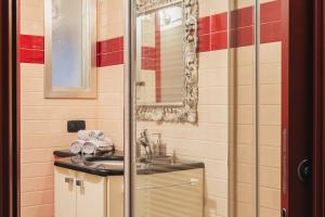 un bagno con lavandino e specchio di Casa MaMaRì a Ciriè Altre 43 foto