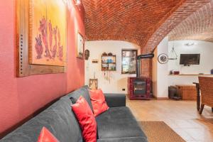 un soggiorno con un divano e una TV di Casa MaMaRì a Ciriè