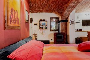 una camera da letto con un letto in una stanza di Casa MaMaRì a Ciriè