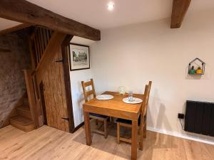 Gallery image of The Snug- A beautiful and characterful property connected to a historic Georgian Manor House in Overton
