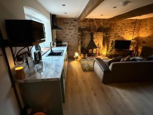 Gallery image of The Snug- A beautiful and characterful property connected to a historic Georgian Manor House in Overton +26 photos