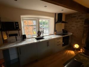 Gallery image of The Snug- A beautiful and characterful property connected to a historic Georgian Manor House in Overton