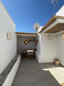 een uitzicht op een patio vanaf de achterkant van een wit gebouw bij PugliAlcove in Castellana Grotte