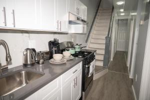 una cocina con fregadero y estufa horno superior en Brighton Beach Retreat Blue30, en Brooklyn