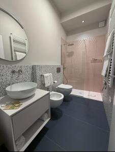 Un baño con dos lavabos, un inodoro y una ducha. en DoorMI - Premium Suites and Apartments, en Milán 13 fotos más