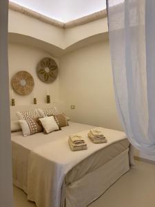 een slaapkamer met een groot bed met een plafond bij PugliAlcove in Castellana Grotte