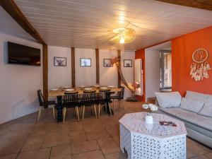 ein Wohnzimmer mit Tisch und Couch in der Unterkunft Maison auvergnate cœur de village in Messeix