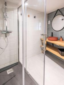 eine Dusche mit Glastür im Badezimmer in der Unterkunft Maison auvergnate cœur de village in Messeix