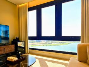 Μια τηλεόραση ή/και κέντρο ψυχαγωγίας στο Luxury Suite Sea View With Smart Entry