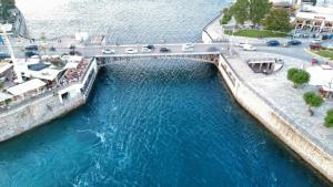 uma ponte sobre um rio com carros nela em Evanthia maisonette em Chalkida