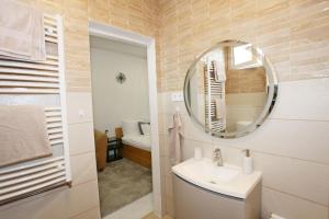Ένα μπάνιο στο Hangjegy Apartman +13 φωτογραφίες