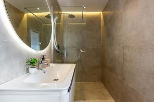 Afbeelding uit fotogalerij van Dhermi's Icon - Penthouse 2BR, 2wc - Premium VIEWS 16 in Dhërmi