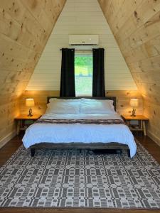 Giường trong phòng chung tại Smoky Hollow Outdoor Resort A-Frame Cabin