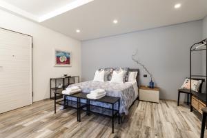 a bedroom with a bed and a table at Loftino42 - Monolocale Open Space a Ferrara, Biciclette incluse in Ferrara
